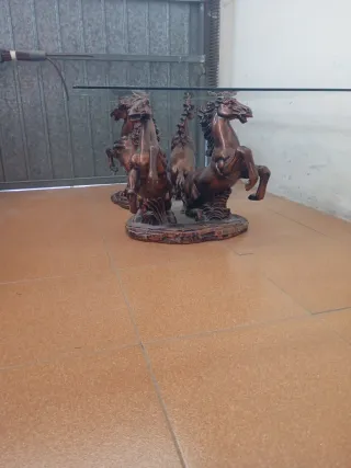 Mesa de salón cristal y madera caballos