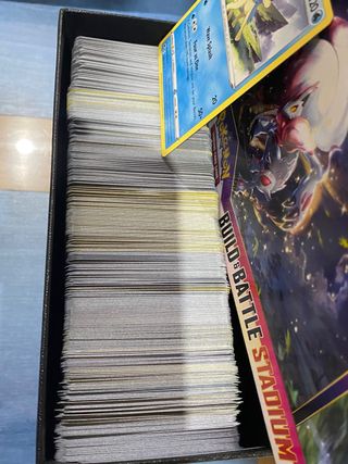 Caja llena de cartas pokémon ORIGINALES repetidas