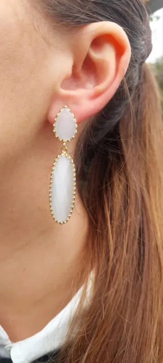 Brincos dourados com pedras brancas