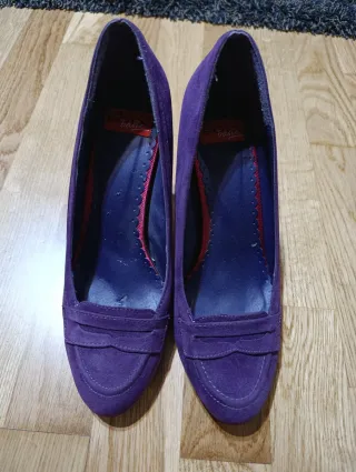 Zapatos de tacón morados de ante