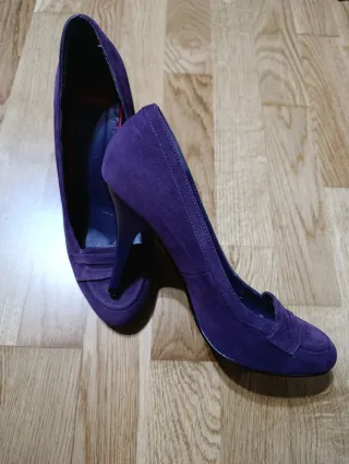 Zapatos de tacón morados de ante