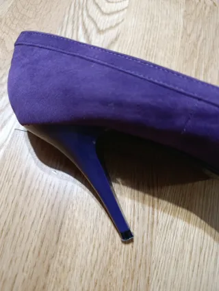 Zapatos de tacón morados de ante