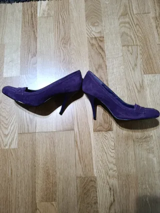 Zapatos de tacón morados de ante