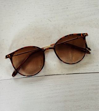 Gafas de sol ovaladas doradas y marrones