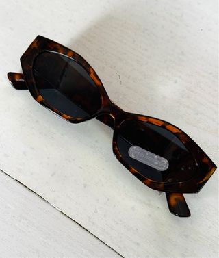 Gafas de sol ovaladas doradas y marrones