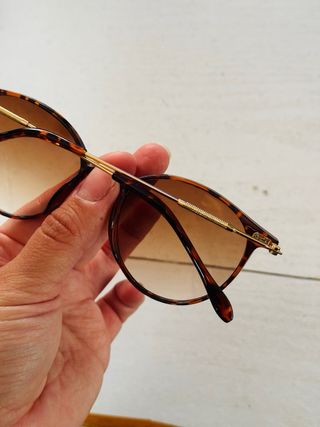 Gafas de sol ovaladas doradas y marrones