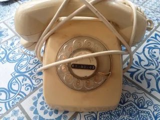 Teléfono antiguo beige siglo XX