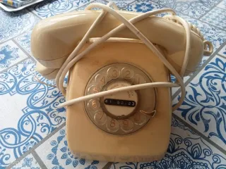 Teléfono antiguo beige siglo XX