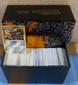 Caja llena de cartas pokémon ORIGINALES repetidas