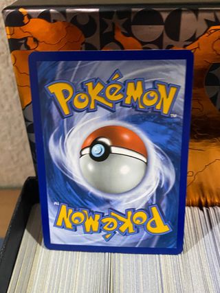 Caja llena de cartas pokémon ORIGINALES repetidas
