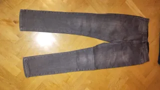 Pantalón vaquero gris