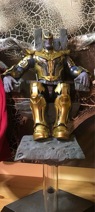 Figura Thanos en Trono de Piedra - Hot Toys