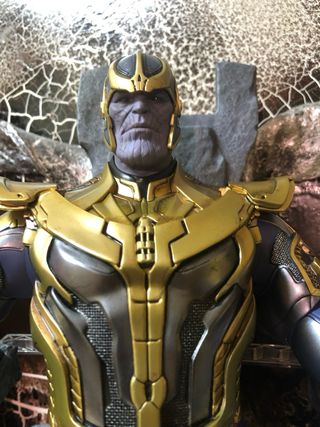 Figura Thanos en Trono de Piedra - Hot Toys