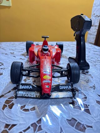 Macchina da corsa rossa telecomandata