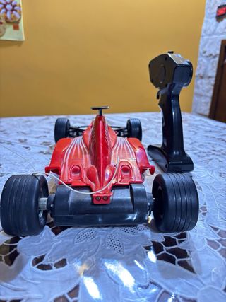 Macchina da corsa rossa telecomandata