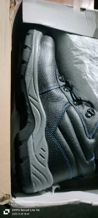 Botas de trabajo negras y grises sin estrenar