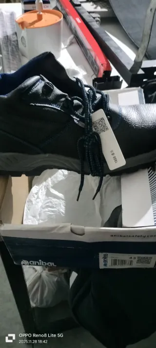 Botas de trabajo negras y grises sin estrenar