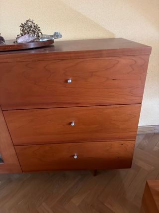 Mueble de madera con vitrina y cajones