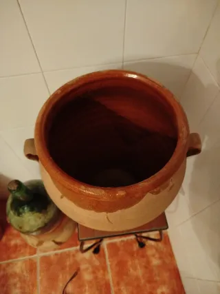 Tinaja antigua de barro