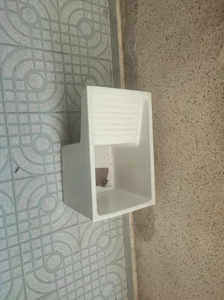 Pila de lavar blanca