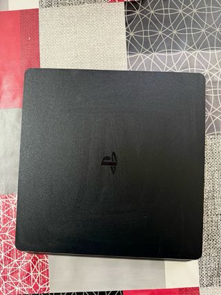 PS4 slim 1TB + 2 mandos DualShock + 2 juegos