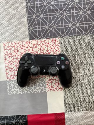 PS4 slim 1TB + 2 mandos DualShock + 2 juegos