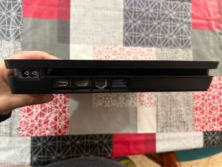 PS4 slim 1TB + 2 mandos DualShock + 2 juegos