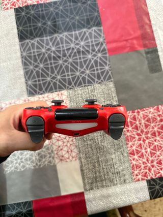 PS4 slim 1TB + 2 mandos DualShock + 2 juegos