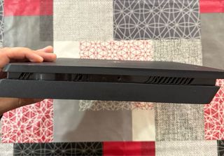 PS4 slim 1TB + 2 mandos DualShock + 2 juegos