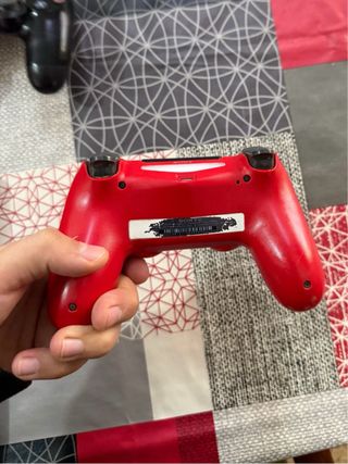 PS4 slim 1TB + 2 mandos DualShock + 2 juegos