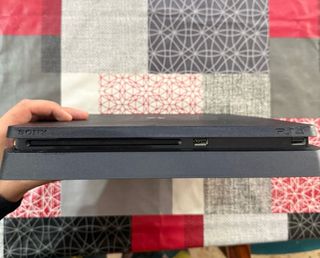 PS4 slim 1TB + 2 mandos DualShock + 2 juegos