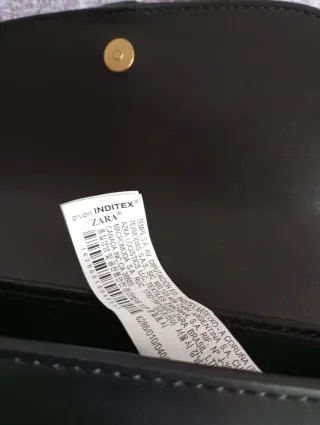 Bolso negro con hebilla dorada