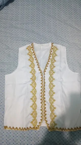 Gilet bianco con ricami dorati