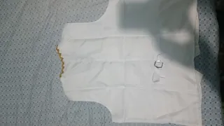 Gilet bianco con ricami dorati