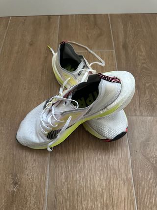 Zapatillas running Kiprun blancas y amarillas