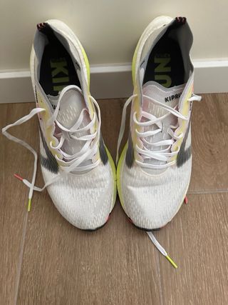 Zapatillas running Kiprun blancas y amarillas