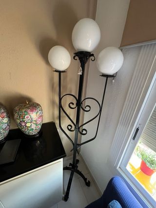 Lámpara de pie antigua de metal y cristal