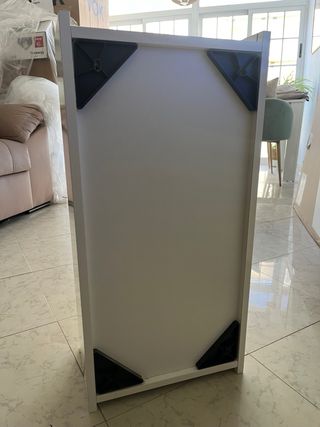 Armario (colgante) blanco con baldas de madera