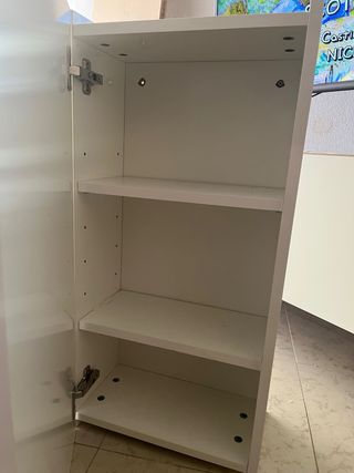 Armario (colgante) blanco con baldas de madera