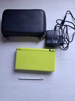 Nintendo DS Lite verde con custodia e caricabatterie