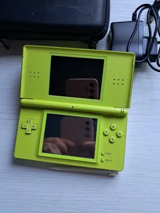 Nintendo DS Lite verde con custodia e caricabatterie