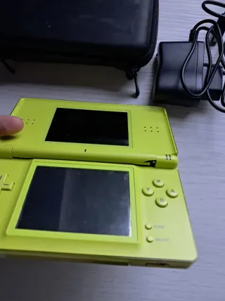 Nintendo DS Lite verde con custodia e caricabatterie