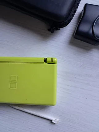 Nintendo DS Lite verde con custodia e caricabatterie