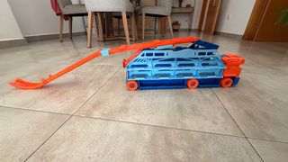 Hot Wheels City Camión Pista Transporta Coches