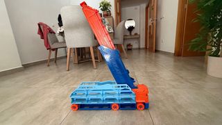 Hot Wheels City Camión Pista Transporta Coches