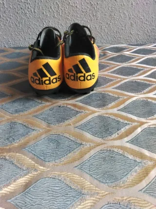 Botas de fútbol amarillas y naranjas