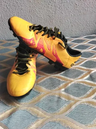 Botas de fútbol amarillas y naranjas