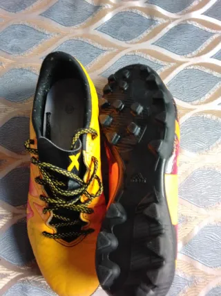 Botas de fútbol amarillas y naranjas