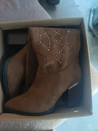 Botas altas marrones con tachuelas