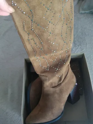 Botas altas marrones con tachuelas